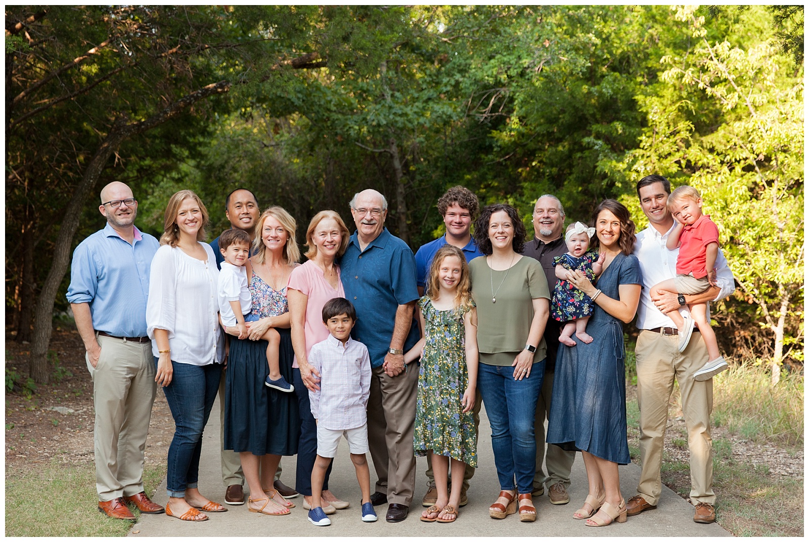 An extended family session at Arbor Hills Nature Preserve in Dallas Texas by Alyssa Grace Photography